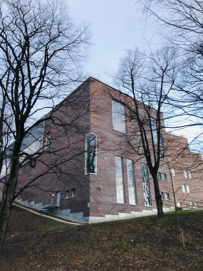 Tegelhus med ett fönster mitt i husets hörn.