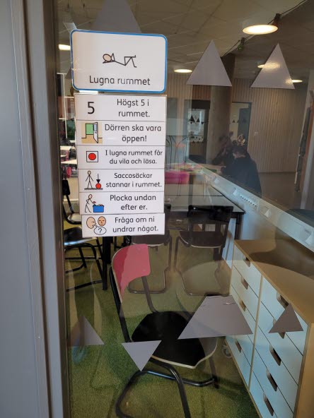 Foto på en glasvägg med en skylt som informerar om vilka regler som gäller i Lugna rummet.