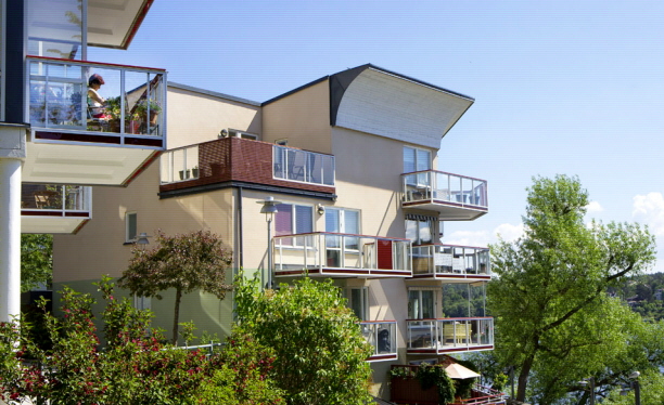 Ett modernt ljust bostadshus med balkonger. Foto: Hans Ekestang