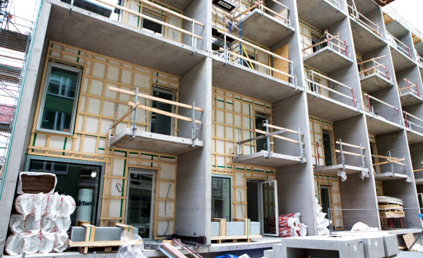 Ett flerbostadshus håller på att byggas.