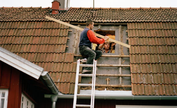 Hål i taket för uppförande av takkupa.