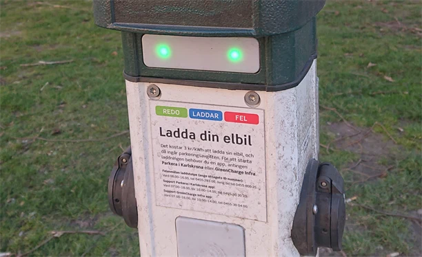 Bild på en laddstolpe till elfordon