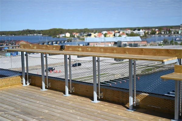 Bord för arbete på talkterassen. I bakgrunden en infartsled och havet.