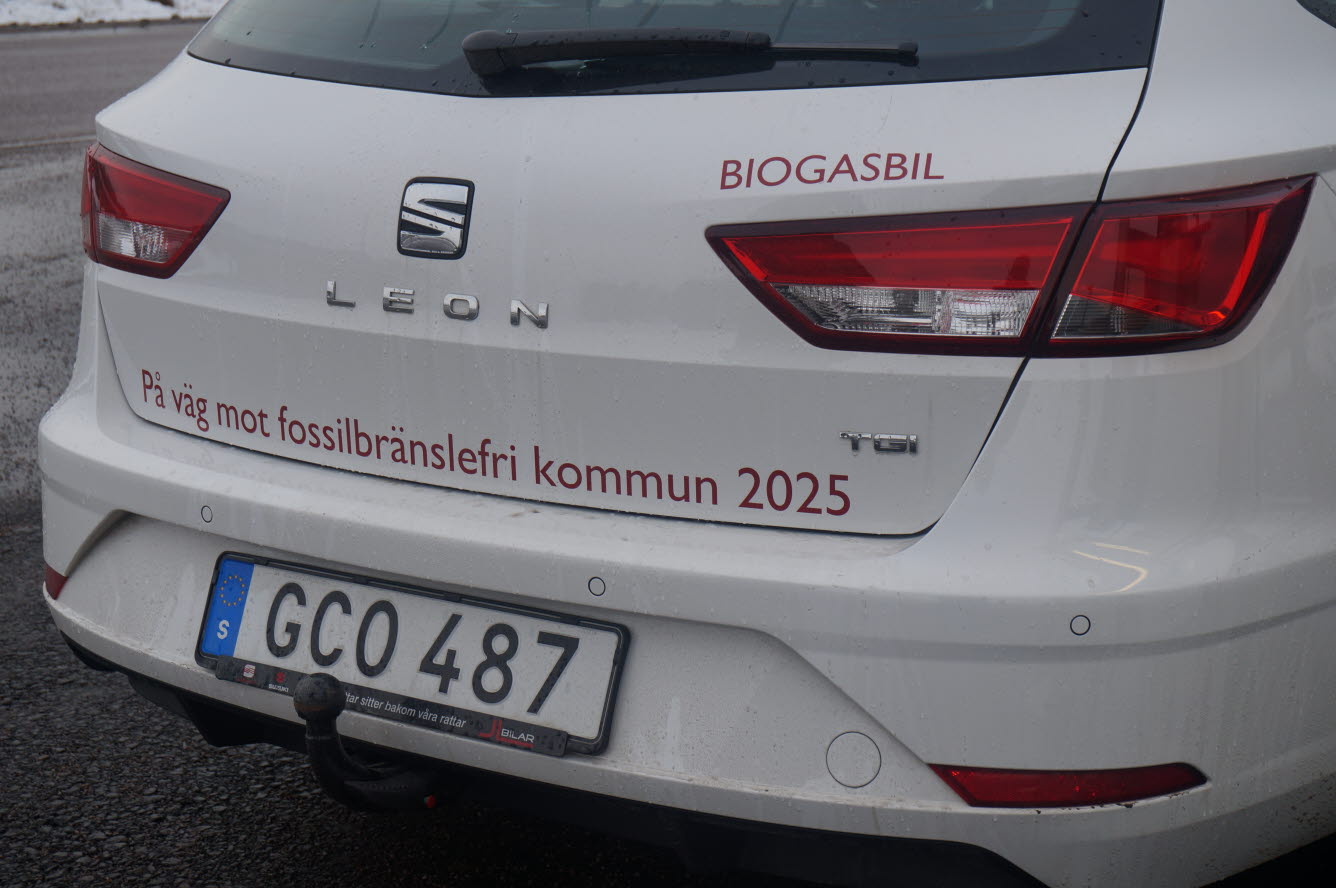 Bild på bakdel av bil med texten Biogasbil.
