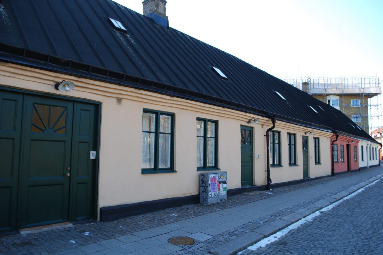 Envåningslängor längsmed gata i Lund
