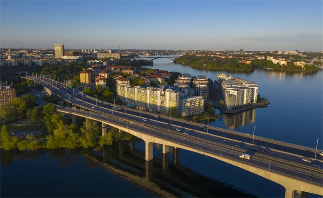 Vy över motorväg, vatten och öar i Stockholm. Foto: Peter Lydén/Scandinav
