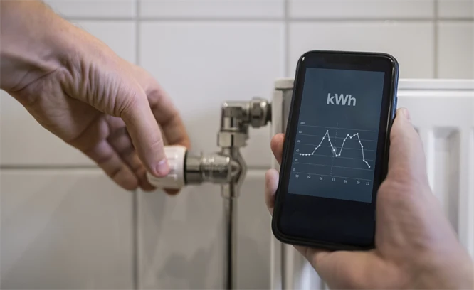 Energimätare och någon som vrider upp ett element.