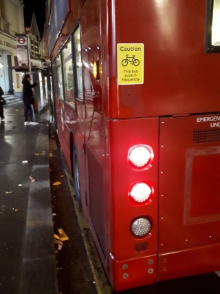 Röst från buss varnar cyklisten