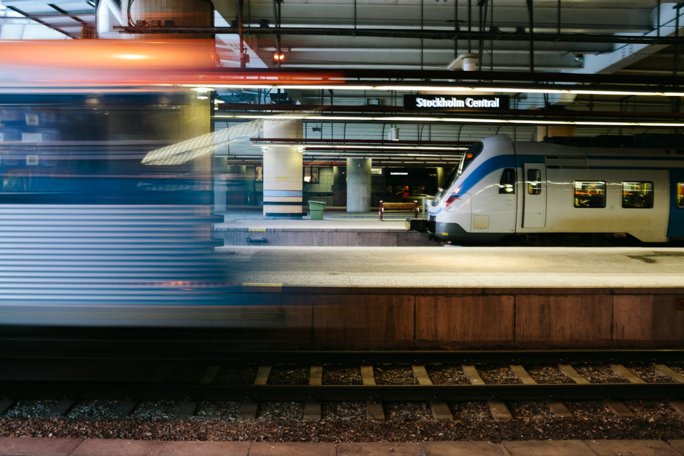 Bilden visar en perrong med ett SJ-tåg i förgrunden.