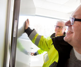 Två män öppnar en branddörr. Foto: Charlotte Nilsson