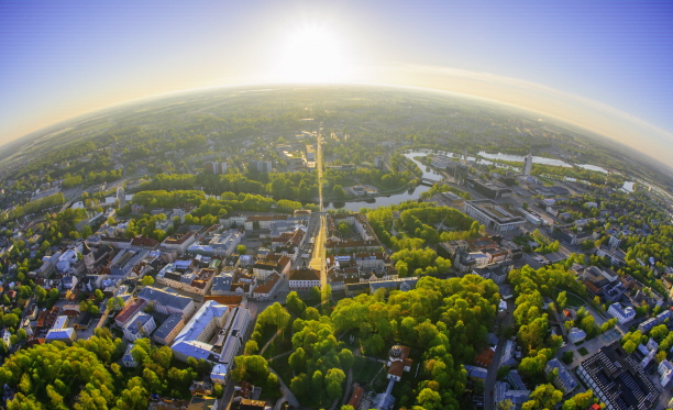 Översiktsbild fotat med fisheye över en stad.