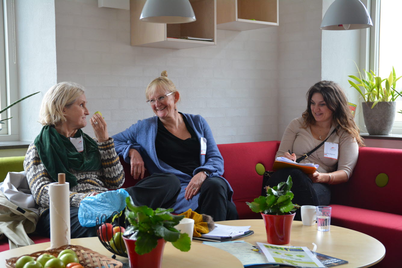 Personal från Boverket sitter i en soffa på studiebesök på skola.