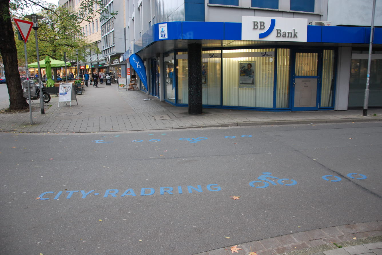 Hannover arbetar mycket med att synliggöra och tydliggöra både för cyklister och bilister var cykeln är tillåten.