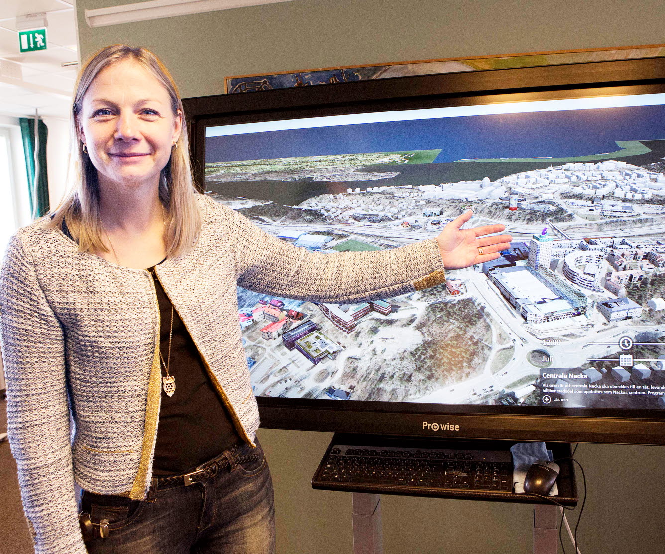 Kristina Petterqvist är bygglovschef i Nacka kommun och berättar med 3-d teknik hur den nya staden växer fram. Foto: Hans Ekestang