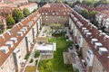 Bostadsgård i ett kvarter med grönska och vatten.