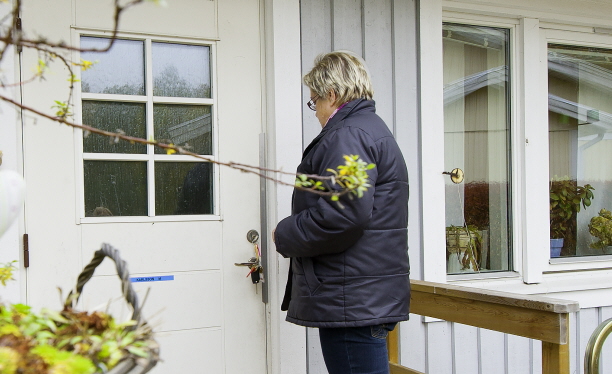 En person som låser upp dörren till sitt hus. Foto: Franz Feldmanis