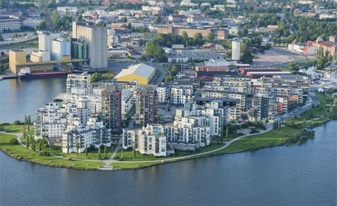 Flygbild över Västerås från Mälaren.