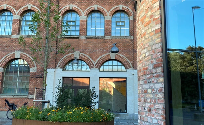 Fasaden på magasinet.