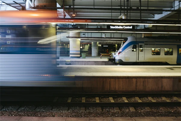 Bilden visar en perrong med ett SJ-tåg i förgrunden.