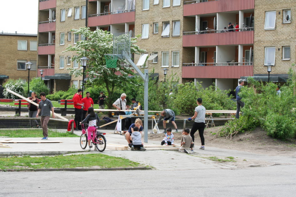 Bilden visar en lekplats från bostadsområdet Herrgården i Malmö. Genom gemensam planering och förvaltning hålls platsen trygg.