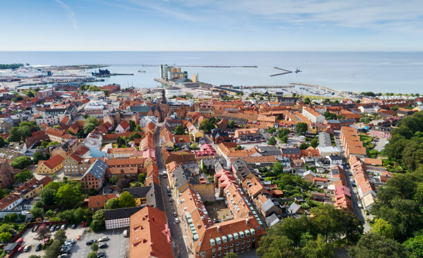 Flygfoto över stad med utsikt över havet.