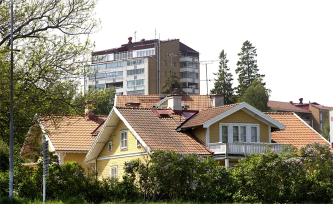 Bild på gula villor och flerbostadshus. 