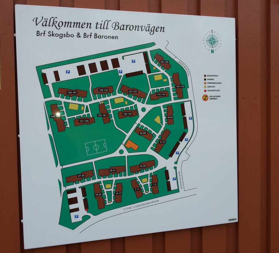 Foto på en orienteringstavla över ett bostadsområde uppsatt på en vägg.