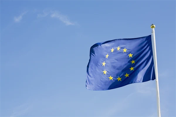 EU-flaggan mot blå himmel.