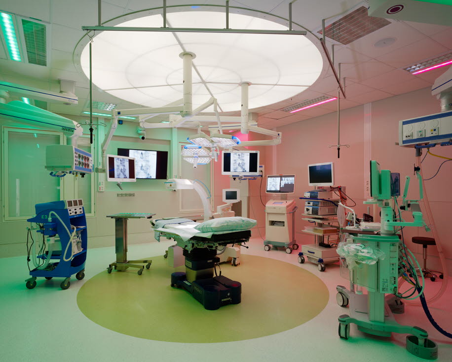 Operationssal på sjukhus med grönt och rött ljus.