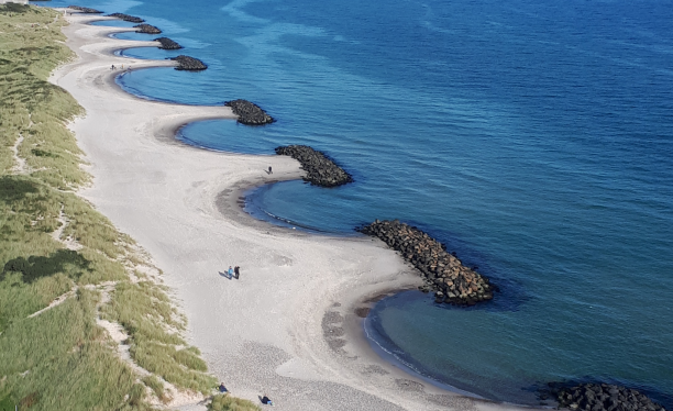 Foto på vågbrytare som skyddar mot stranderosion.