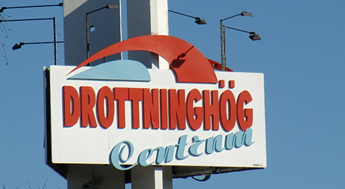 Skylt med texten Drottninghög centrum