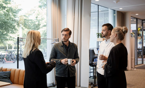 Människor som samtalar. Foto: Scandinav