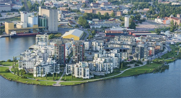 Flygbild över Västerås från Mälaren.