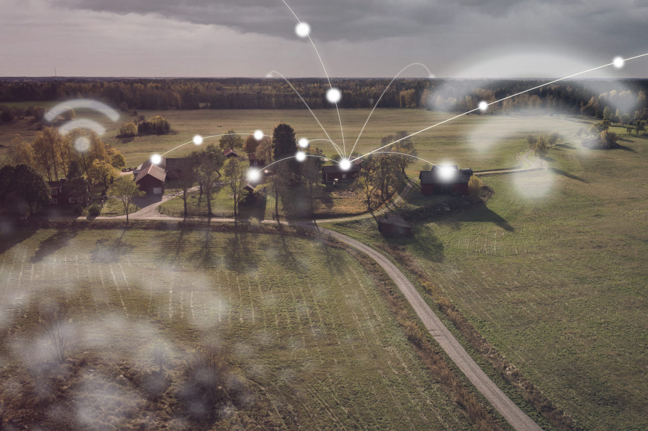 Landskap med byggnader längs grusväg. Punkter och streck visar digital information.