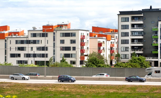 Bostadsområde intill större väg.