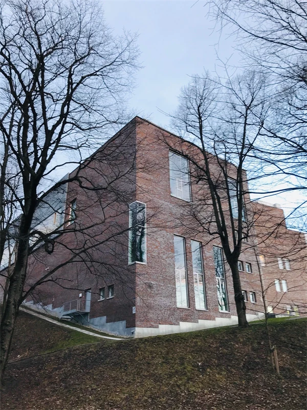 Tegelhus med ett fönster mitt i husets hörn.