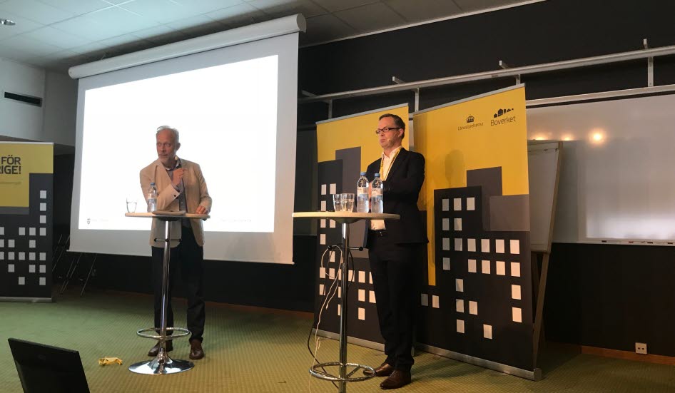 Talare på konferens. Foto: Boverket