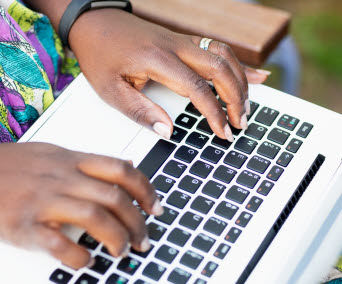 Händer som skriver på laptop. Foto.