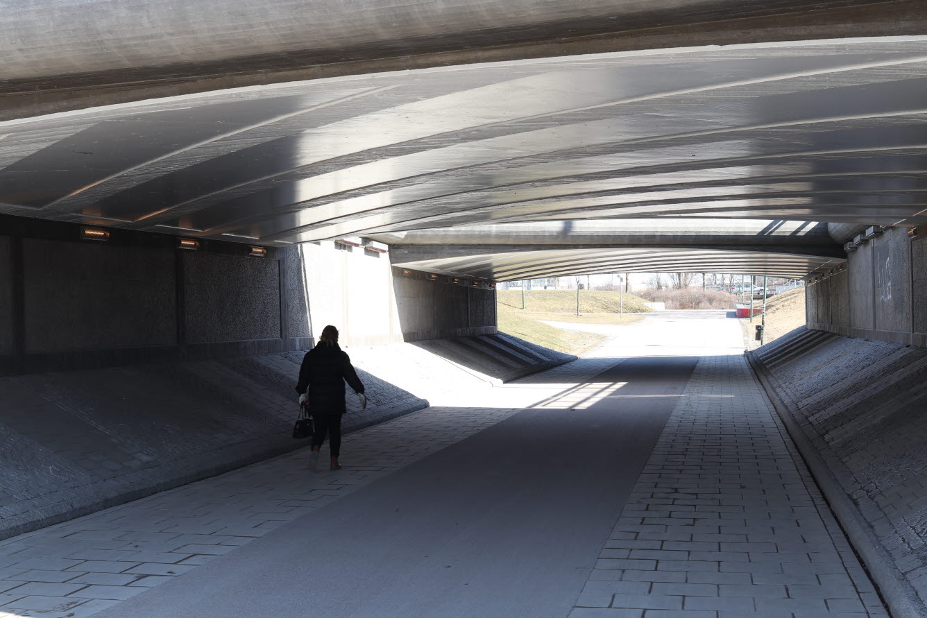 Bilden visar en gång- och cykelpassage i Borlänge. Mitt i tunneln finns ljusinsläpp för att förbättra tryggheten.