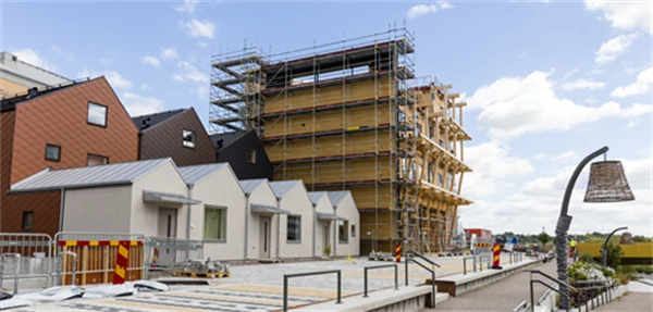 Byggarbetsplats med flerbostadshus och radhus.