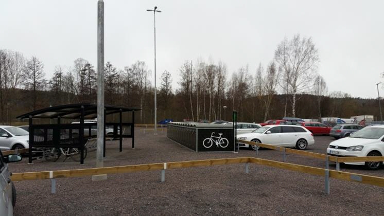 Jordbron. Infartsparkering med cykelboxar