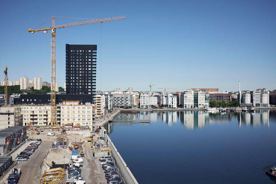 Hus och lyftkran på Liljeholmskajen.