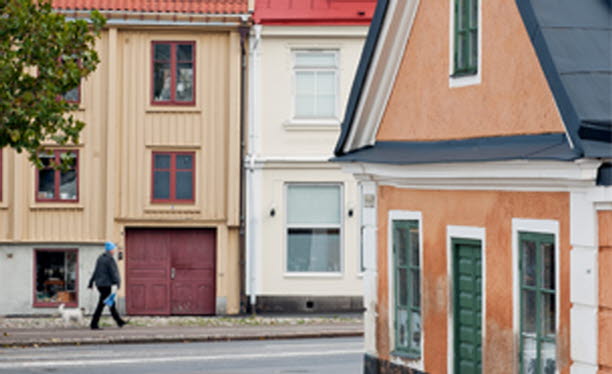 Gatubild med äldre byggnader. Foto: Franz Feldmanis