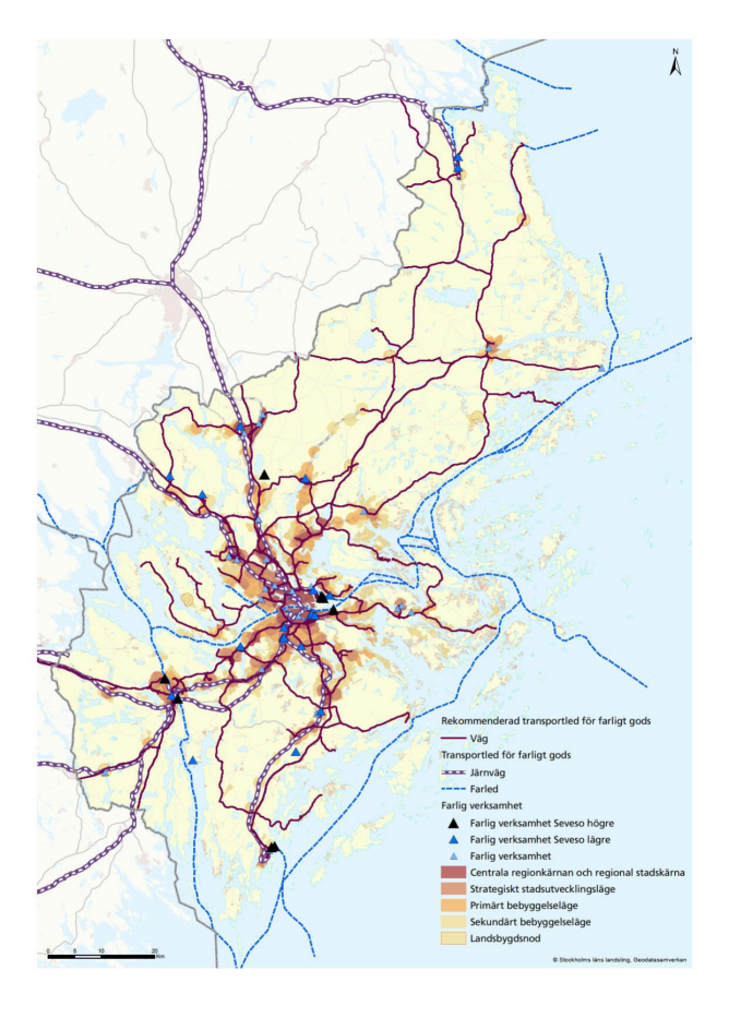 Karta över Stockholmsregionen som visar väg- och järnvägsnät och var farliga verksamheter ligger samt olika bebyggelselägen. 