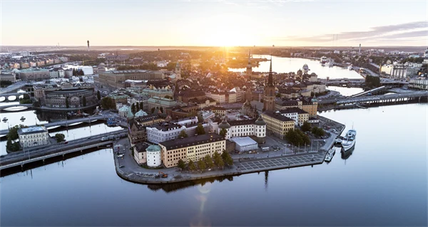 Flygbild över Stockholms stad från vattnet.