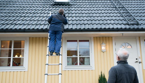 Inspektion av tak ifrån en stege.