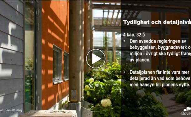 Skärmavbild från powerpoint. Husfasad och gröna växter i bakgrunden, text i förgrunden.