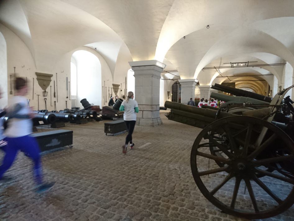 Löpare som springer genom en byggnad.