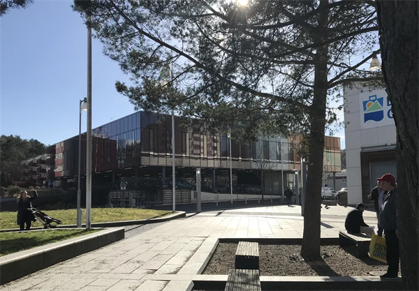 Entré och närmiljö kring Bergsjön vårdcentral.