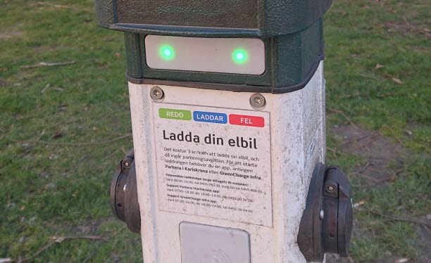 Bild på en laddstolpe till elfordon